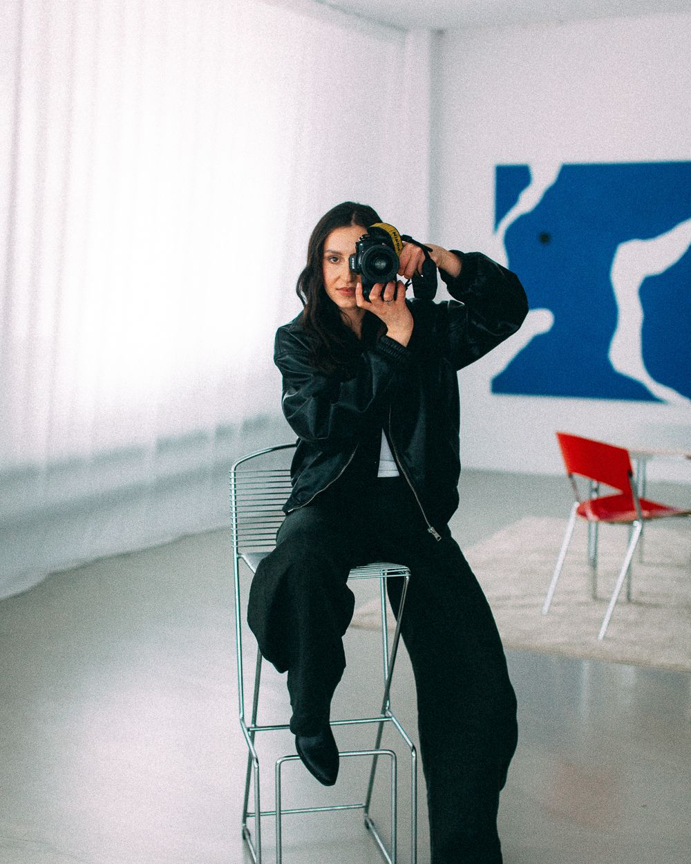 Monika Chodak w studio z aparatem